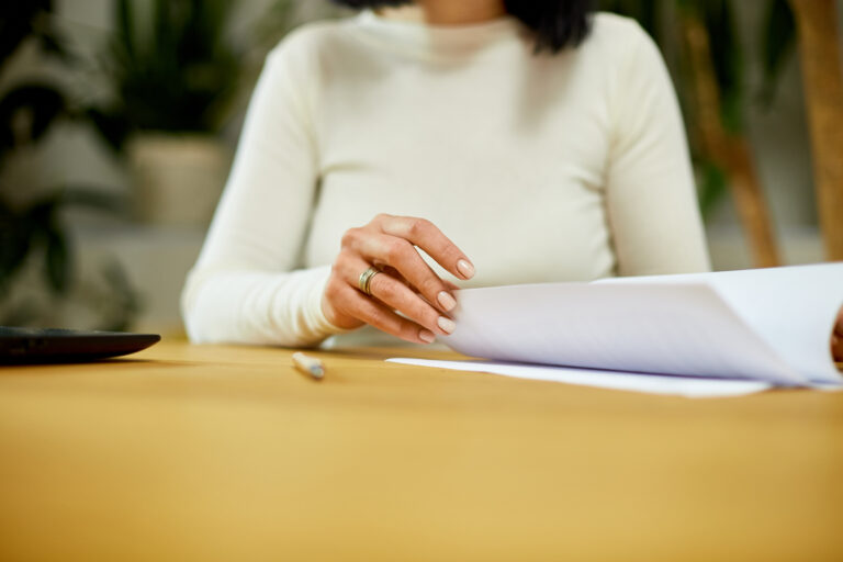 Eine Frau die an Dokumenten arbeitet