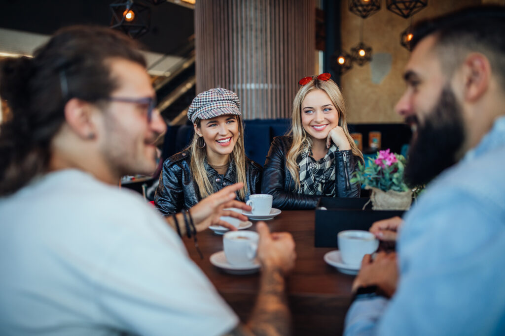 Mehrere Personen die Kaffe trinken